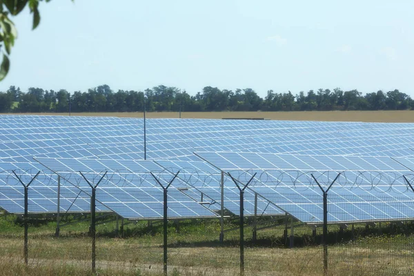 Painéis solares no campo de verão — Fotografia de Stock