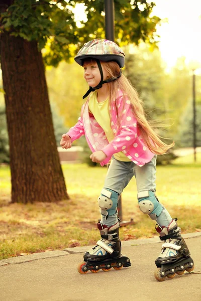 かわいいです女の子上のローラースケートで公園 — ストック写真