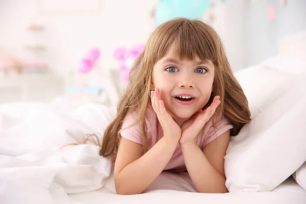 Menina bonito deitado na cama — Fotografia de Stock