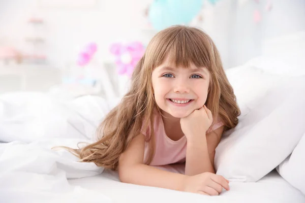 Menina bonito deitado na cama — Fotografia de Stock