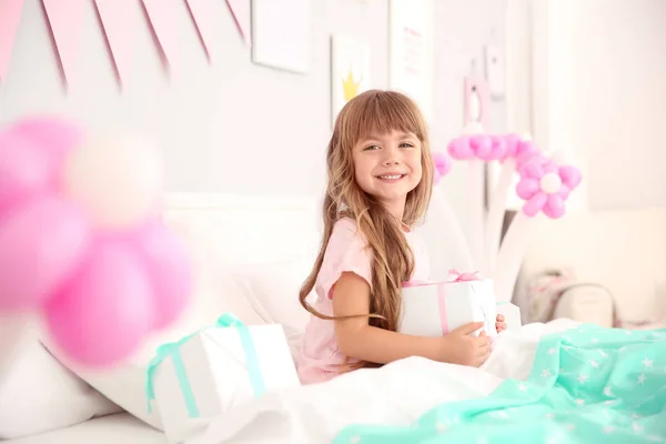 Menina bonito aniversário — Fotografia de Stock