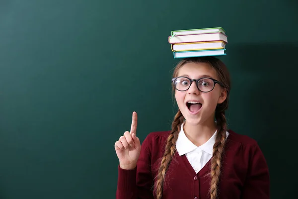 Lány zöld iskola blackboard közelében — Stock Fotó