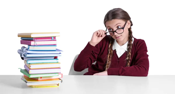 Tienermeisje met stapel boeken — Stockfoto