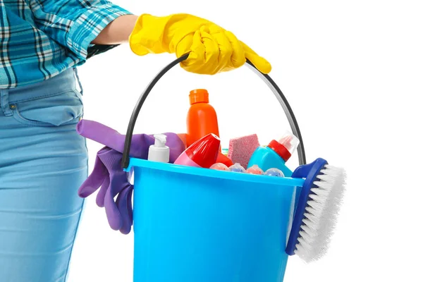 Mulher com balde cheio de suprimentos de limpeza — Fotografia de Stock