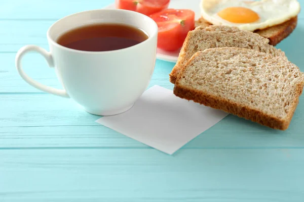 Taza de té con sabroso desayuno — Foto de Stock