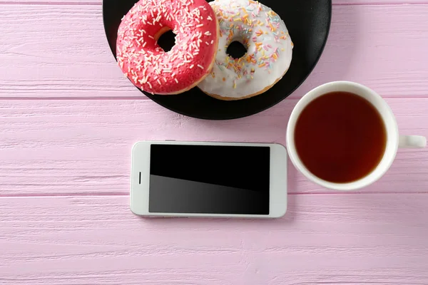 Ízletes reggelit és smartphone — Stock Fotó