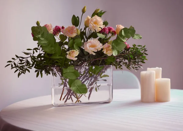 Blomsterarrangemang på bord — Stockfoto