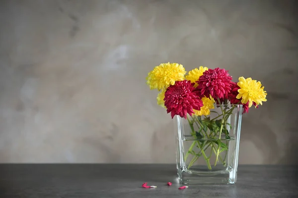 Vaso di vetro con bouquet — Foto Stock