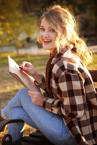 Young female artist drawing sketch — Stock Photo, Image