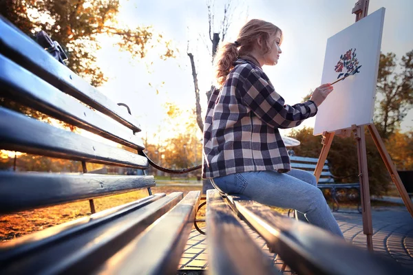 Jovem artista feminina quadro de pintura — Fotografia de Stock