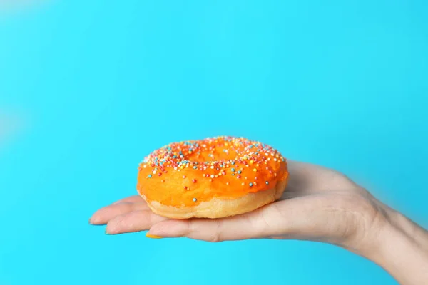 여자 잡고 맛 있는 도넛 — 스톡 사진