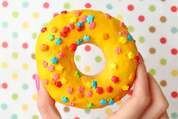 Frau mit Donut — Stockfoto