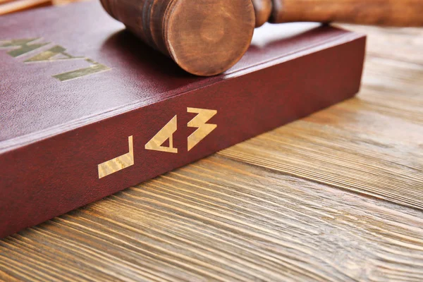 Law book and judge gavel — Stock Photo, Image