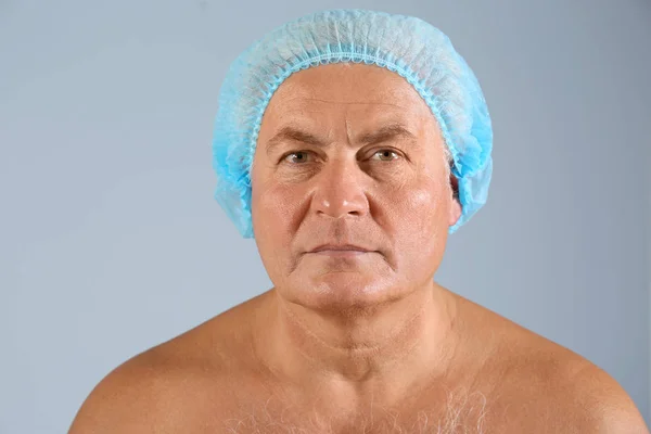 Homem sênior em touca de cirurgião — Fotografia de Stock