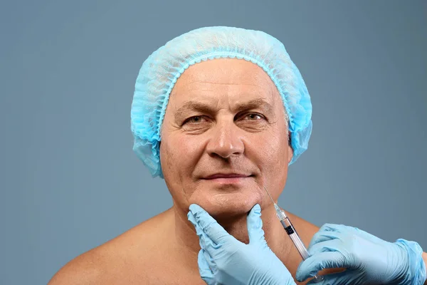 Rejuvenecimiento facial para hombre mayor — Foto de Stock