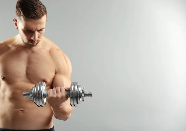 Desportivo homem fazendo exercícios com halteres nd — Fotografia de Stock