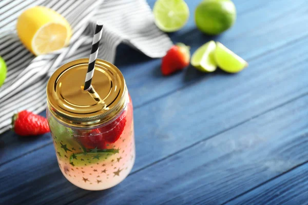 Limonada de frutas em pote de pedreiro — Fotografia de Stock