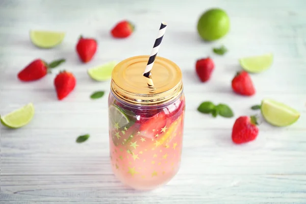 Limonada de frutas en tarro de albañil — Foto de Stock