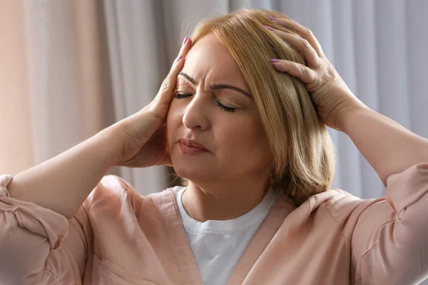 Mujer mayor en casa — Foto de Stock