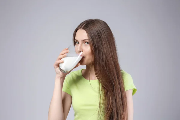 Junge Frau trinkt Milch — Stockfoto