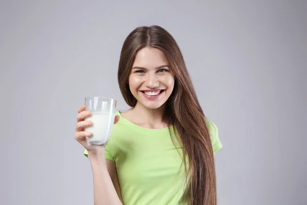 Jonge vrouw met glas melk — Stockfoto