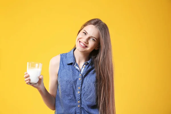 Mujer joven con vaso de leche — Foto de Stock