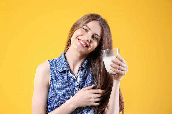 Jonge vrouw met glas melk — Stockfoto