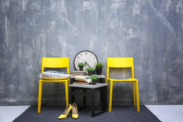 Modern interieur met gele stoelen — Stockfoto