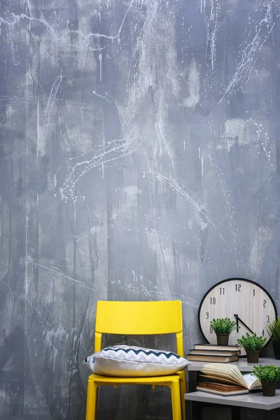 Design intérieur avec chaise jaune et petite table — Photo