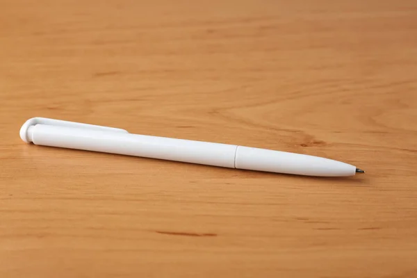 Белая шариковая ручка — стоковое фото