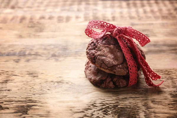 Deliziosi biscotti al cioccolato con nastro — Foto Stock