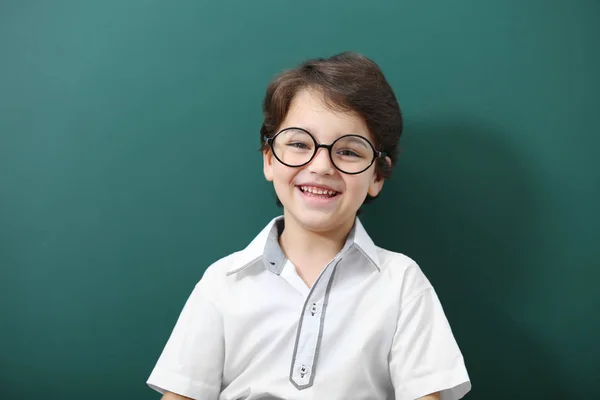 Leuke jongen op achtergrond — Stockfoto