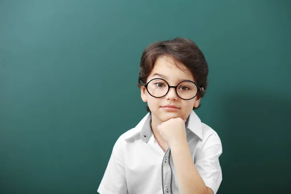 Netter Junge im Hintergrund — Stockfoto