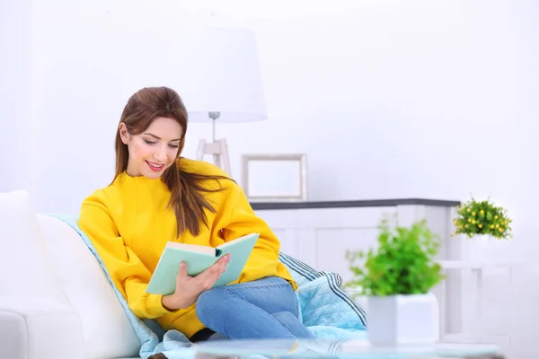 Jonge vrouw lezen boek — Stockfoto