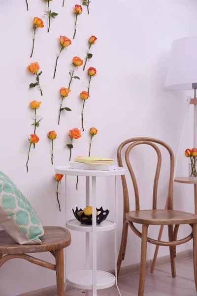 Çiçeklerle dekore edilmiş Oda — Stok fotoğraf