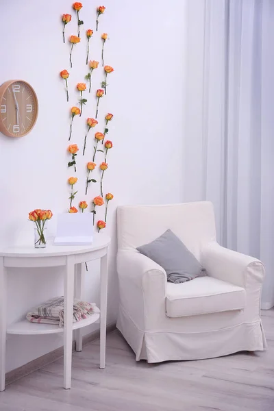 Кімната, прикрашена квітами — стокове фото