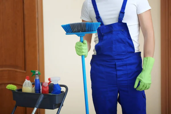 Temizlik ekipmanları ile genç adam — Stok fotoğraf