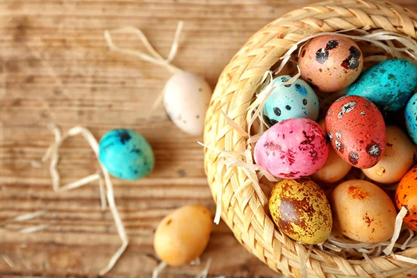 Cesta de mimbre con huevos de Pascua — Foto de Stock