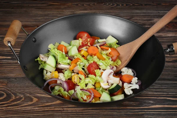 Свіжі овочі на сковороді — стокове фото