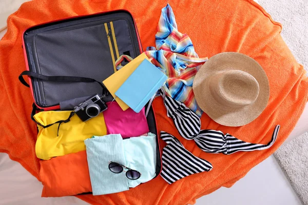 Open suitcase with clothes — Stock Photo, Image