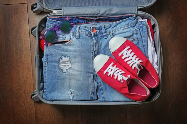 Nyissa meg a bőröndöt ruhák — Stock Fotó