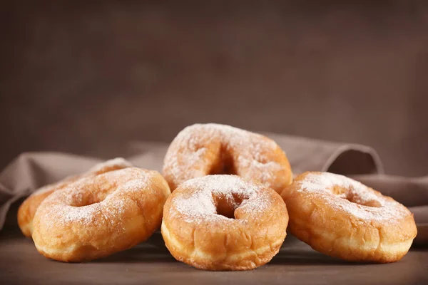 Donuts savoureux au sucre en poudre — Photo
