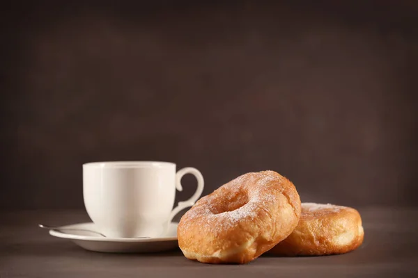 Donuts savoureux avec une tasse de café — Photo