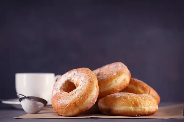 Donuts savoureux avec une tasse de café — Photo