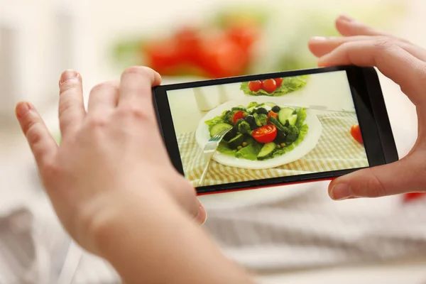 Manos femeninas fotografiando comida —  Fotos de Stock