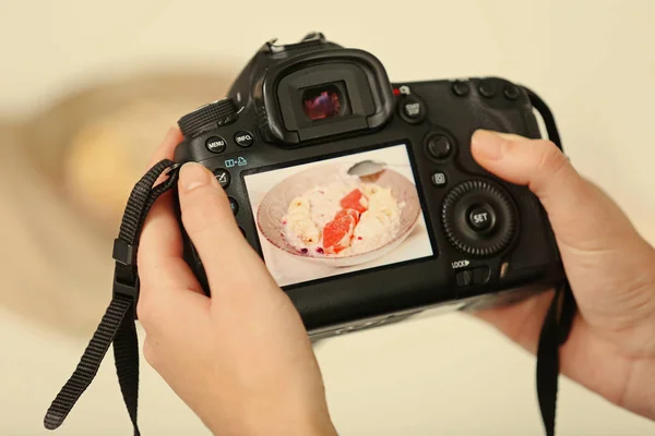 照片的相机显示屏上的食物 — 图库照片