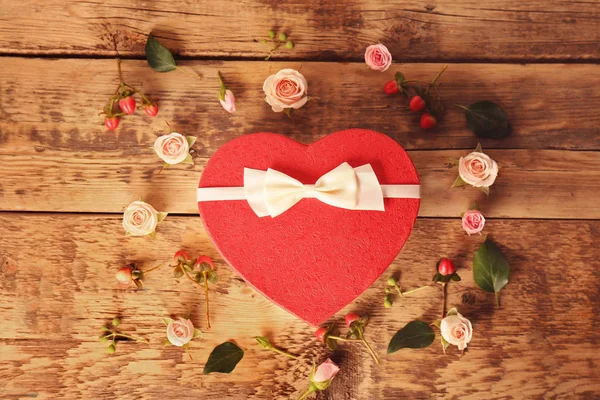 Hediye kutusu çiçekli kalp şeklinde 