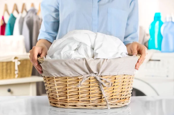 Mujer sosteniendo cesta de mimbre — Foto de Stock