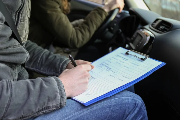 Instructor de autoescuela dando examen — Foto de Stock