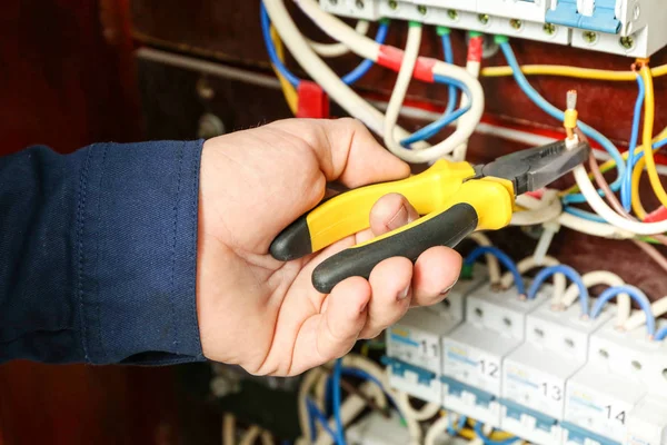 Electrician connecting wires — Stock Photo, Image